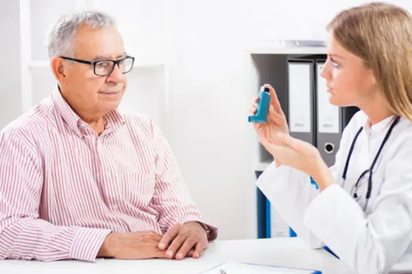 患者与医生谈论哮喘