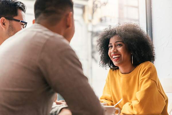 朋友在咖啡馆聊天