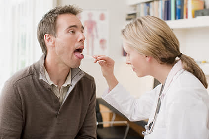医生检查病人的喉咙。