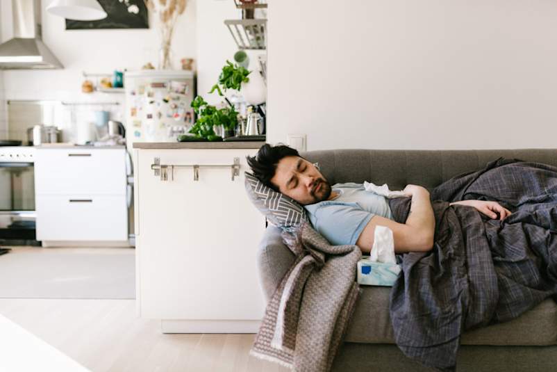 男人生病在家和睡觉