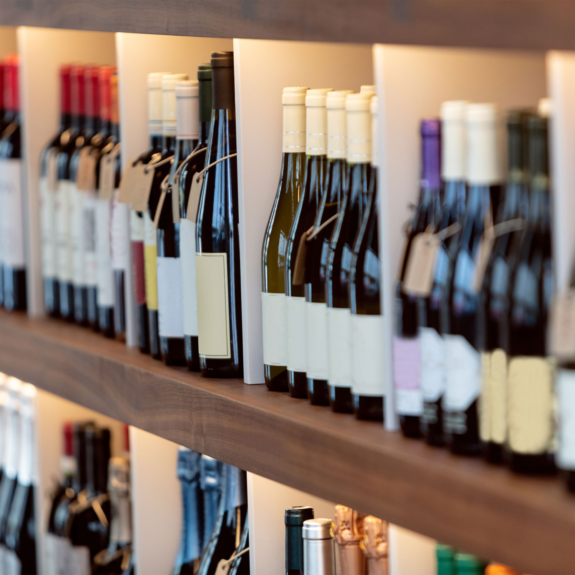 商店中酒瓶的景色