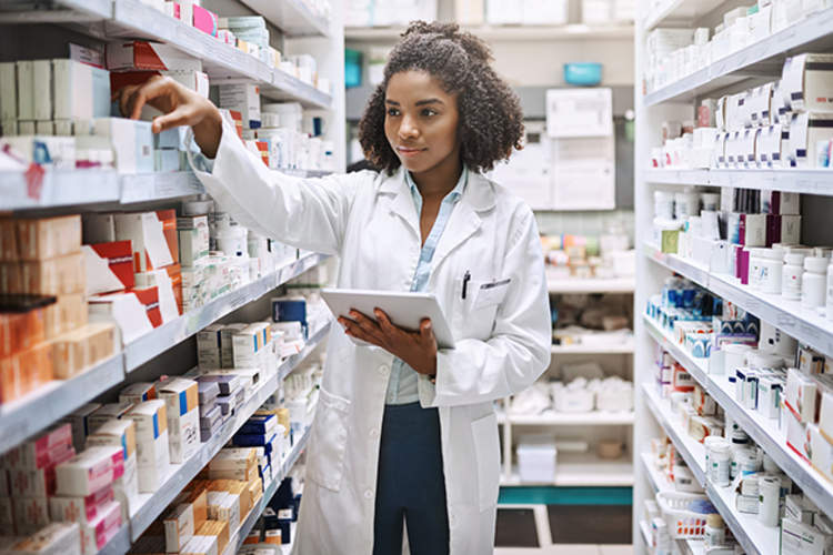 药剂师正在寻找药物。