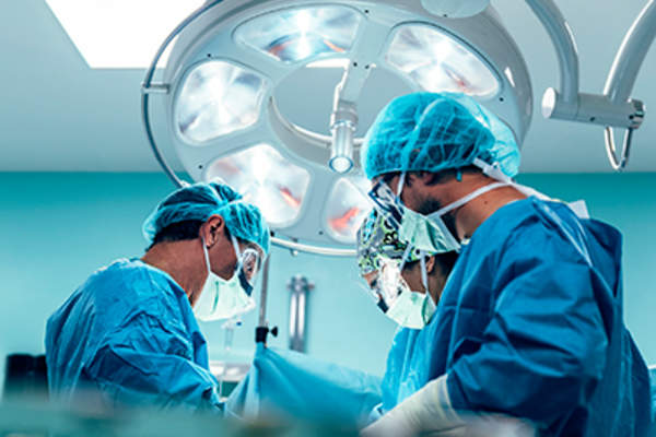 外科医生团队操作。