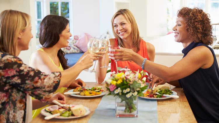 中年更年期妇女一起吃一顿健康的饭。