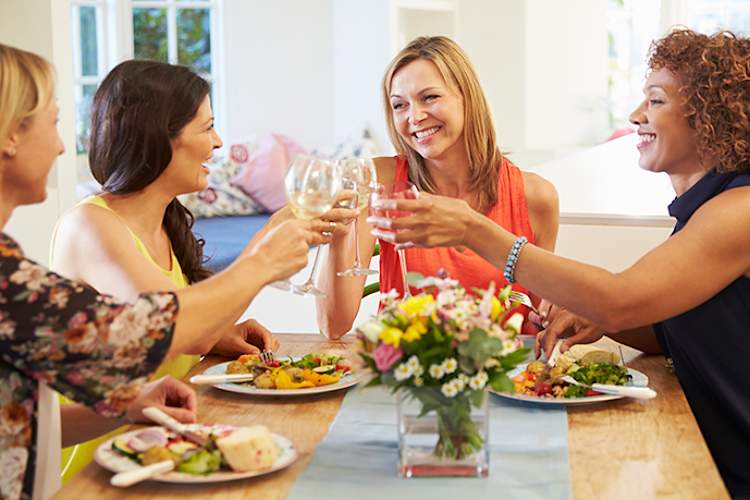 中年更年期妇女一起吃一顿健康的饭。