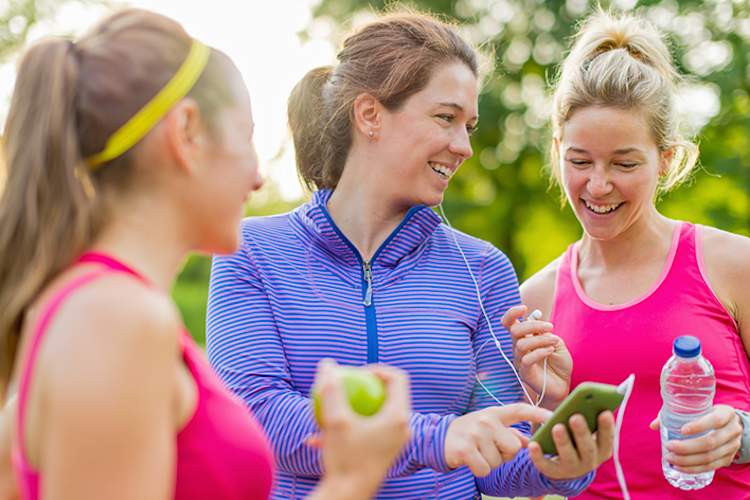 活跃的妇女在寻找一个健身应用。