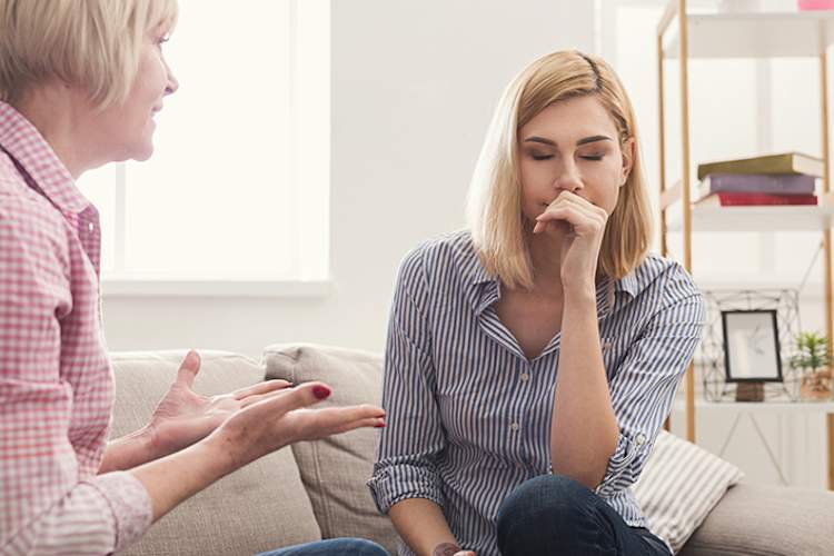 女人尴尬的是什么她的母亲在说什么。