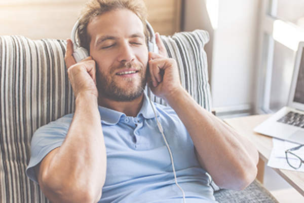 男子放松,并通过耳机收听。