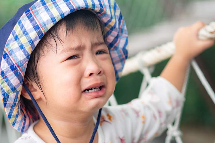 年轻的孩子的哭声。