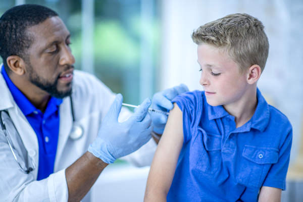 小男孩得到他的医生接种疫苗