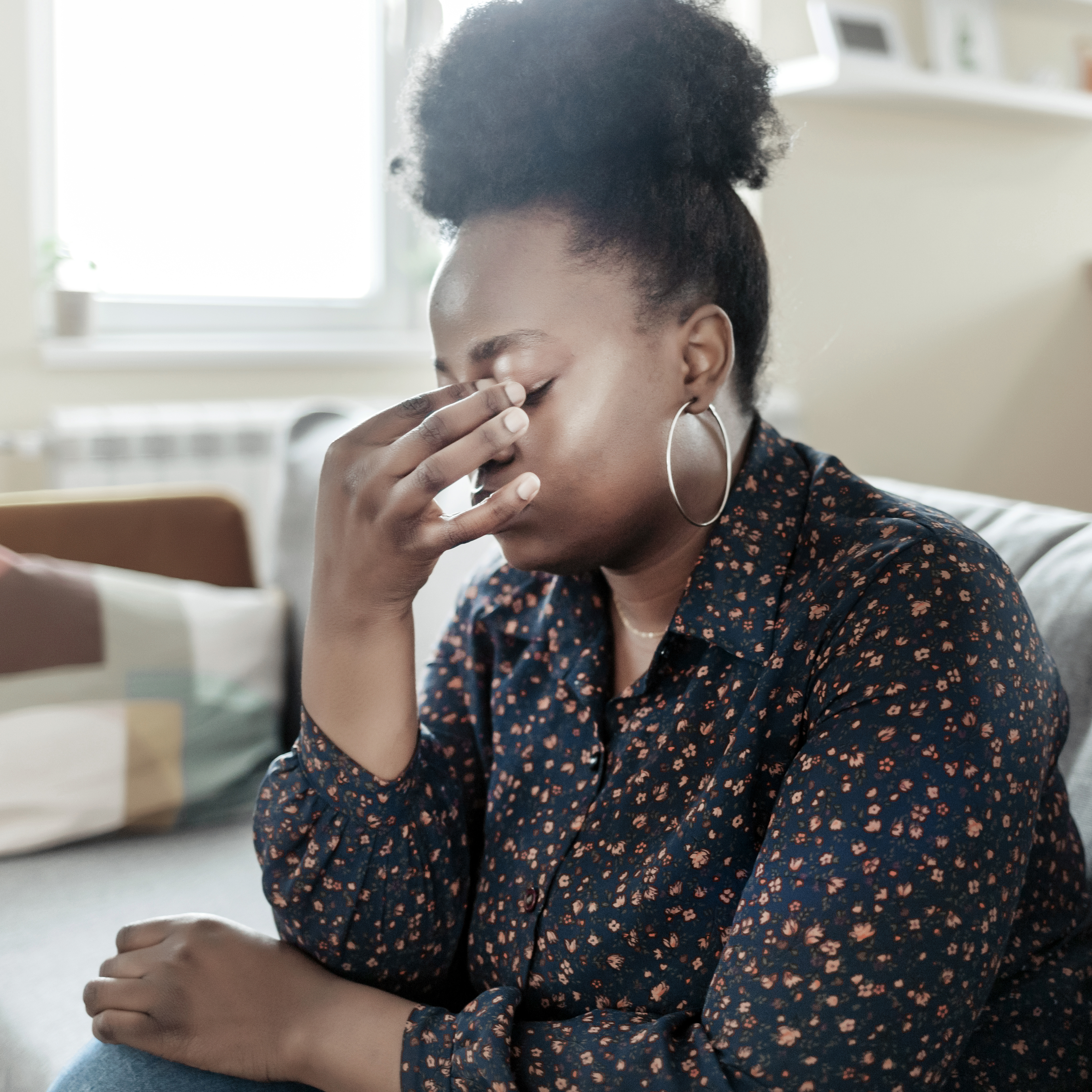 不开心的女人捏着她的鼻梁