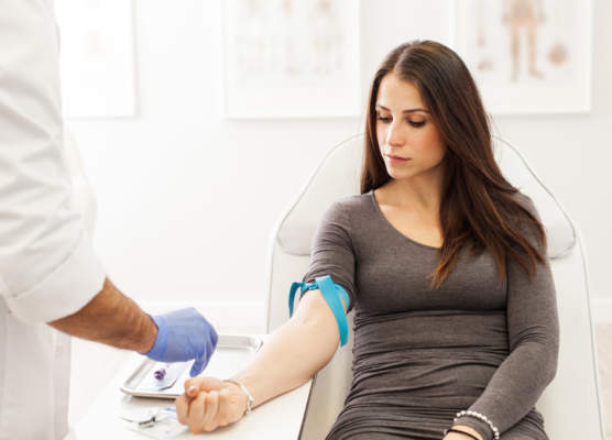 妇女接受血液测试