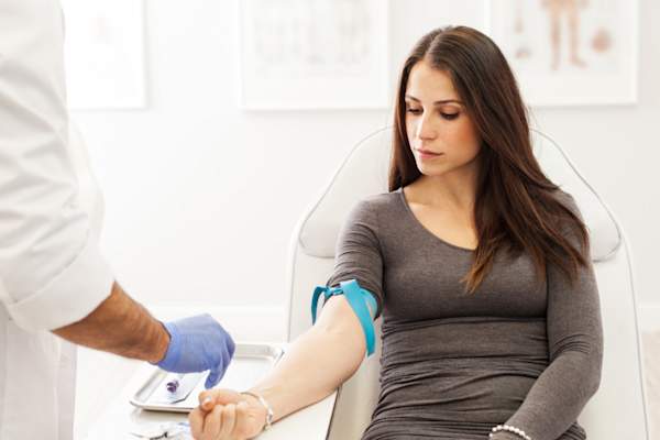 妇女接受血液测试