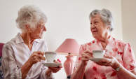 两位老太太在喝下午茶。