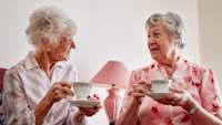 两位年长的女士在喝下午茶。
