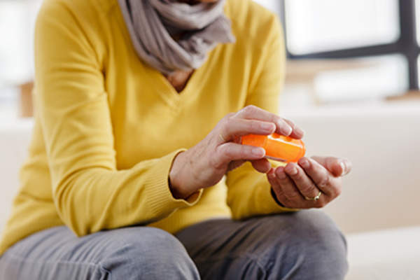 女人浇抗生素进入了她的手。