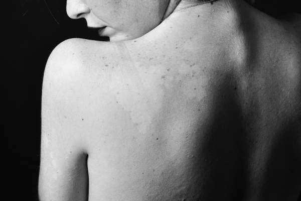 女人裸露的背部的黑白图像