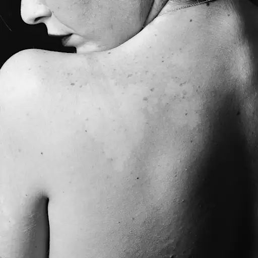 女人裸露的黑白图象