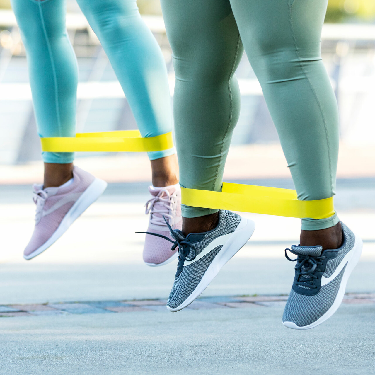 两个女人的特写镜头工作阻力带