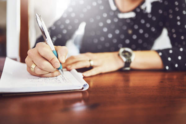 女人写心情日记。