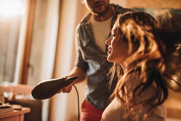 在沙龙做头发的女人”>
</picture>
</header>
<figcaption class=