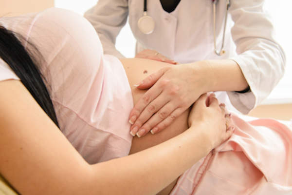 孕妇和医生在医院。