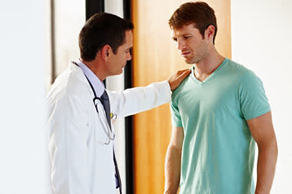 医生和一个疼痛的年轻人谈话。