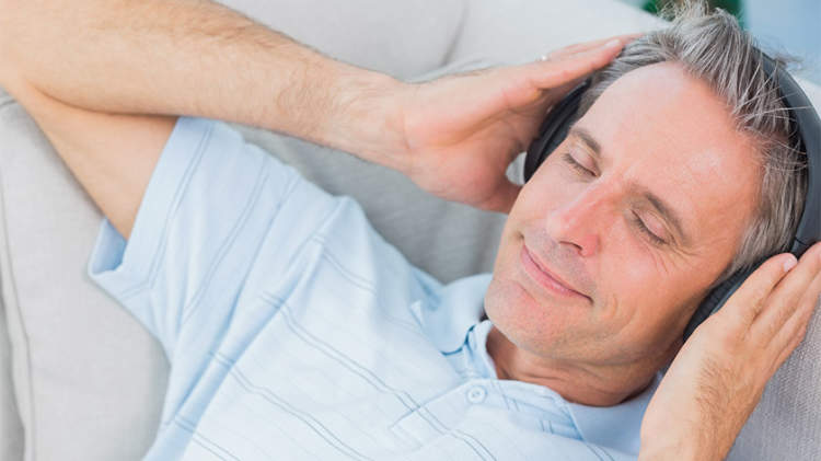 男人通过耳机听音乐。