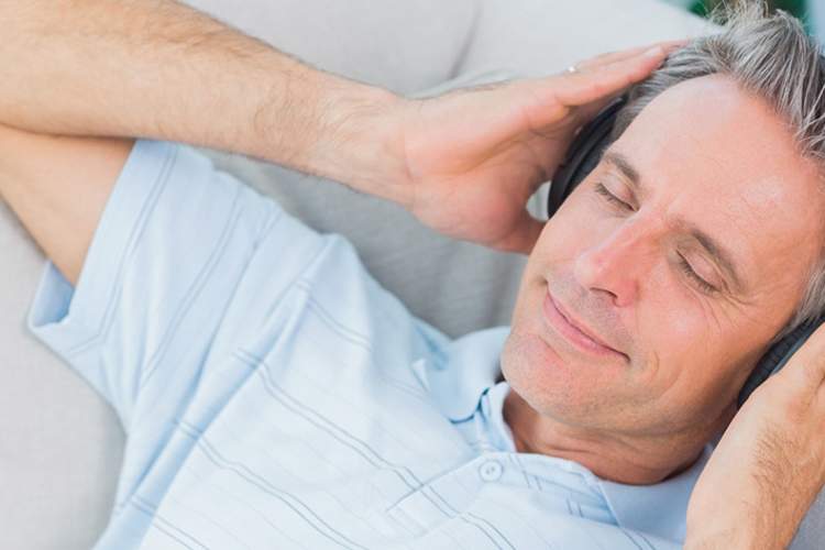 男人戴着耳机听音乐。