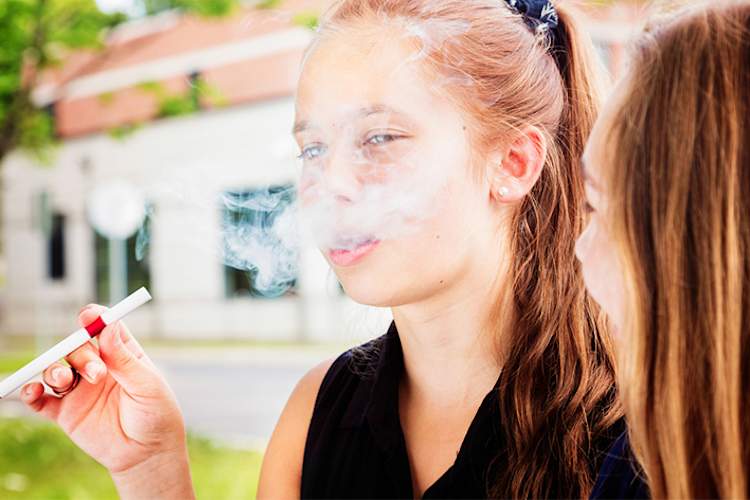 抽电子烟的女孩。