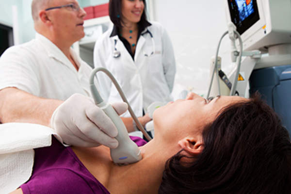 医生正在给年轻病人做超声波检查