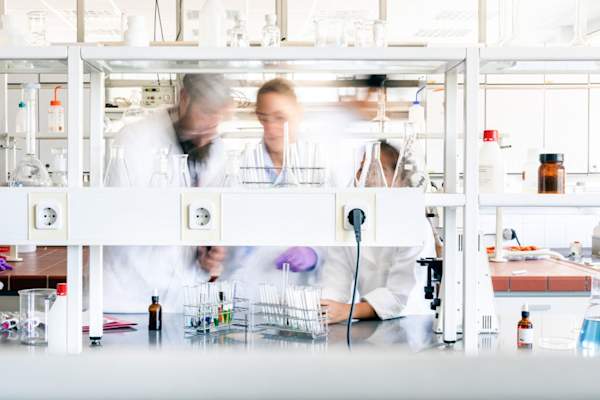 科学家在实验室