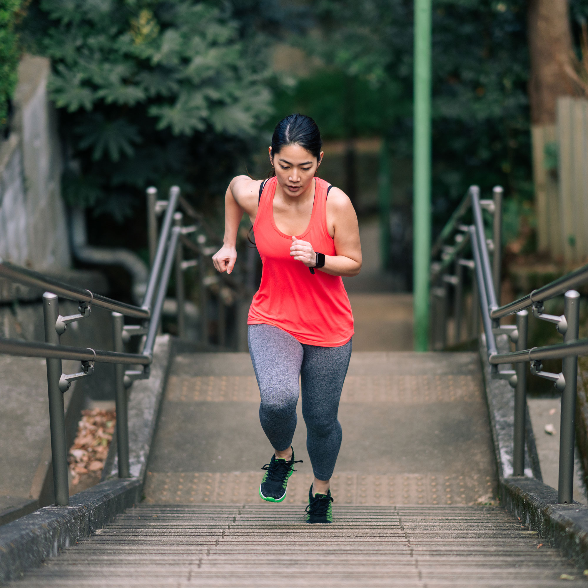 一个女人跑上楼