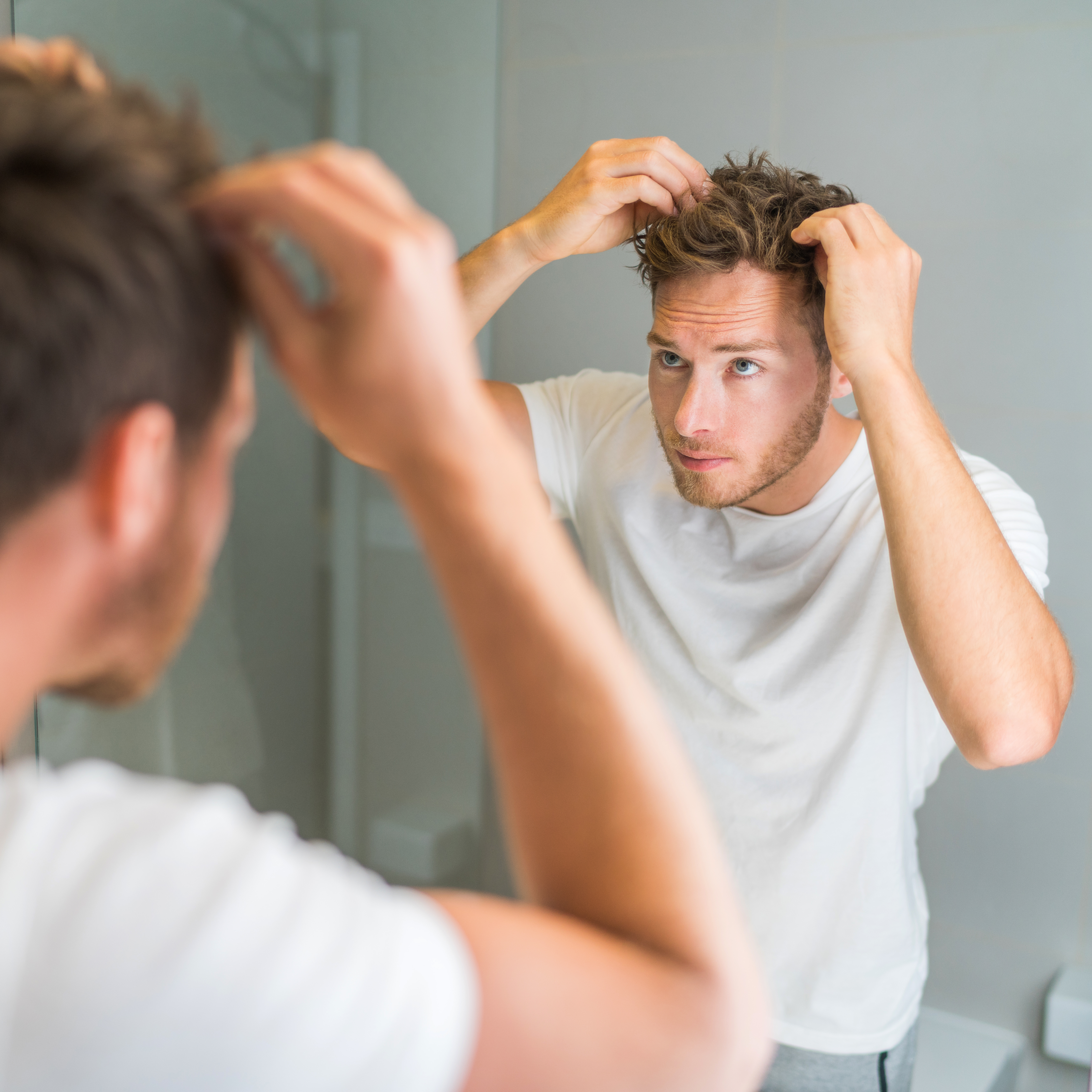 主要检查他的头皮,同时在浴室的镜子上。