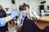 一位年轻的女士正在染发并做头发。
