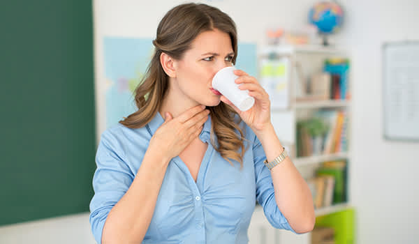 吞咽时感到疼痛的妇女。