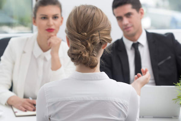 家庭护理人员的中介筛选和审查