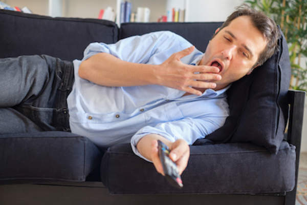 对他过去喜欢的运动漠不关心。