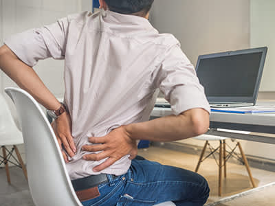 男人遇到在工作中背部疼痛。