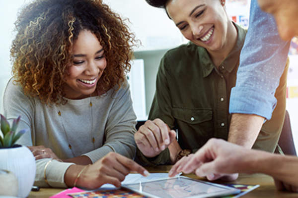 使用平板电脑来获取信息。