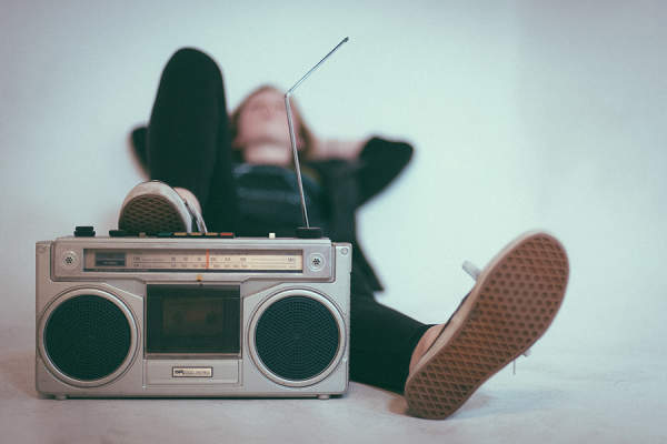 躺下的人有收音机，一边听音乐