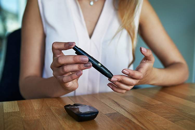 女子检查她的血糖。