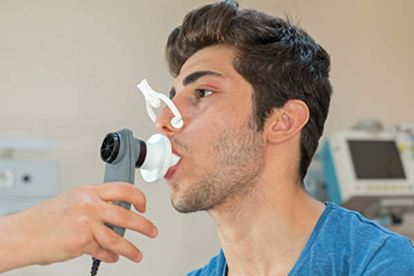 使用峰值流量计的人。