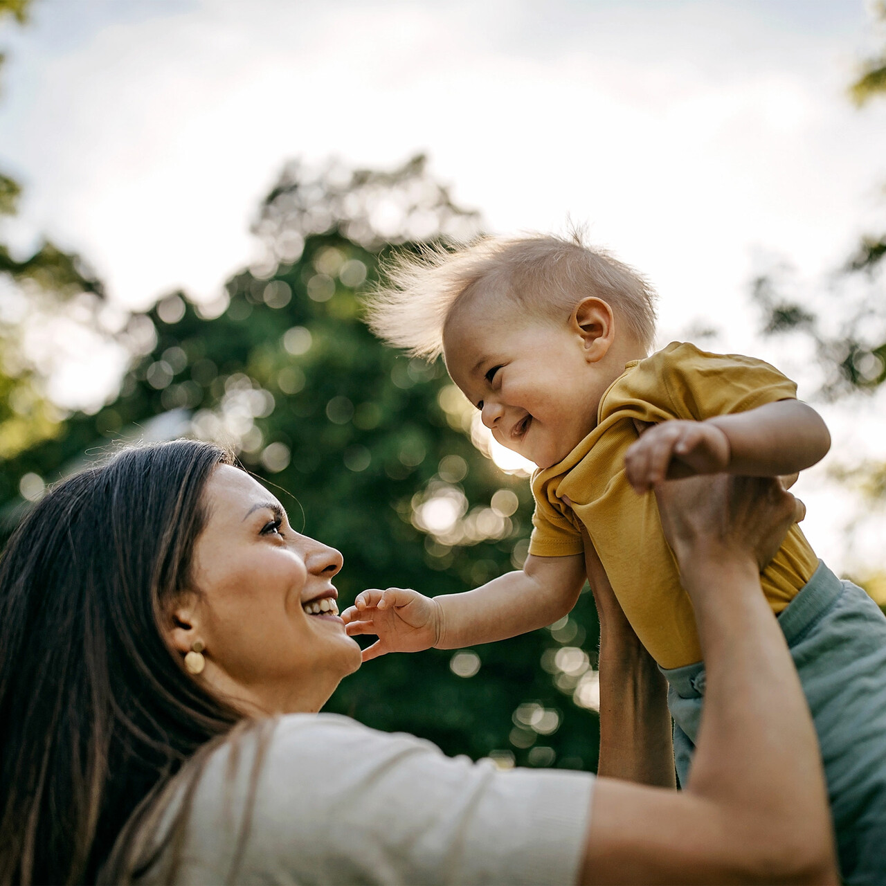 一个母亲和孩子互相微笑