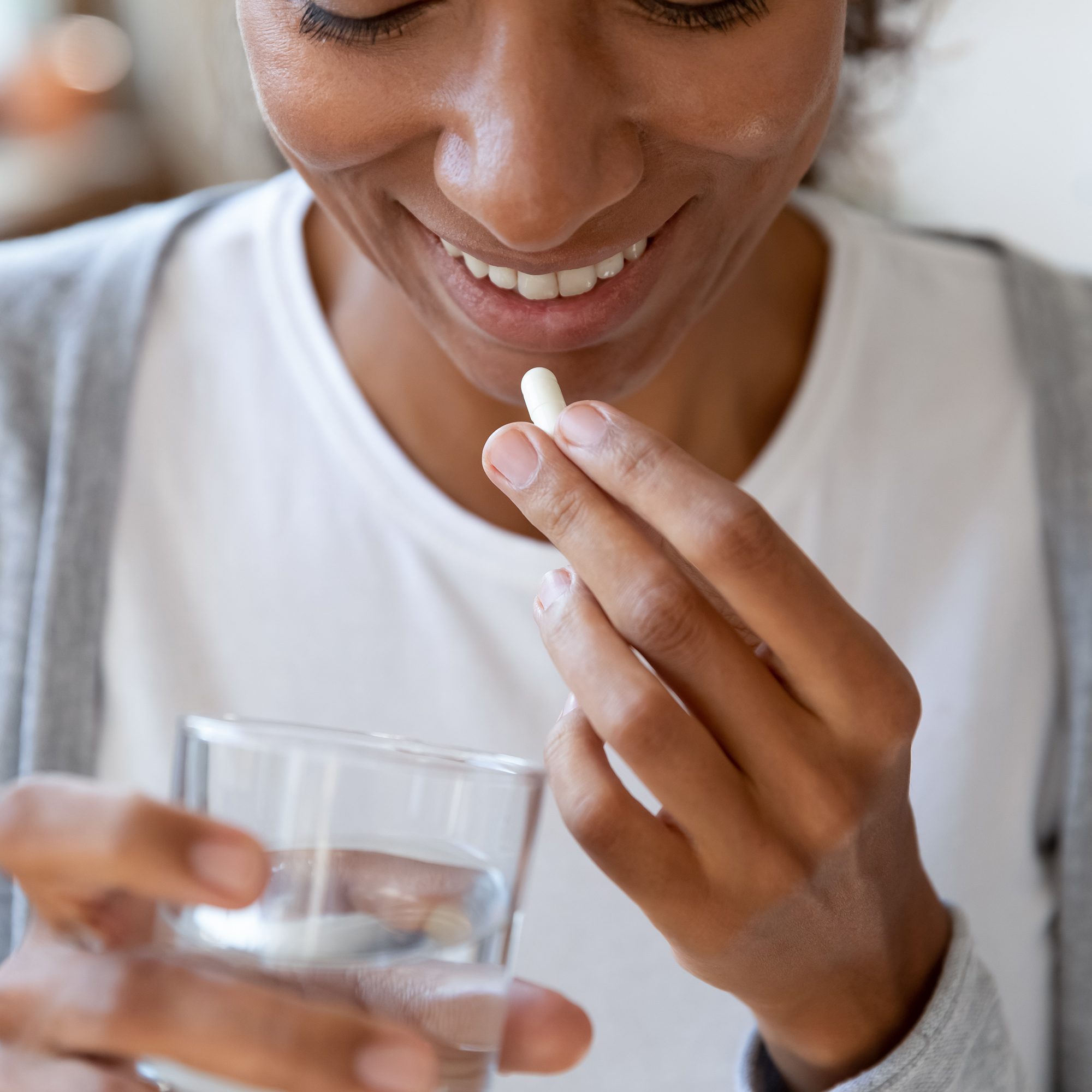 服用维生素的妇女