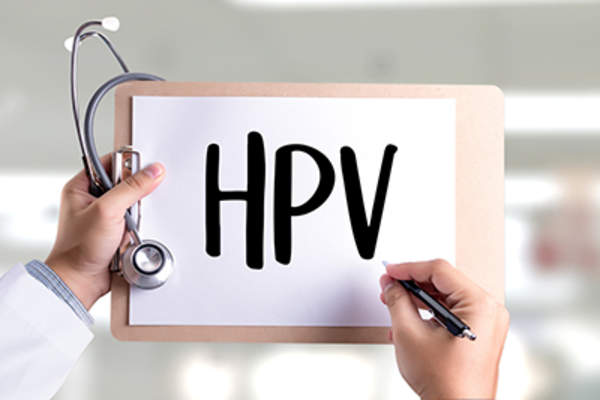 HPV写有医生的剪贴板。