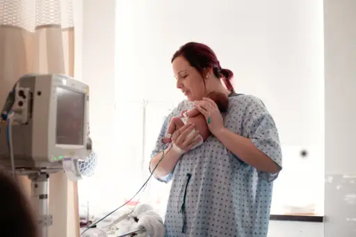 母亲抱着新出生的婴儿在医院