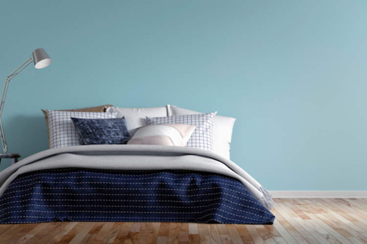 稀疏的卧室,床,床头柜和灯。