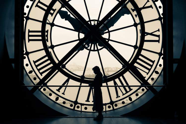 悲伤的女人在前面的时钟