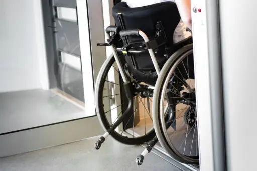 轮椅穿过门口
